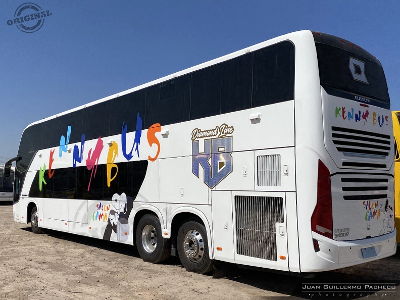 ► Busscar Vissta Buss DD
► Kenny Bus (Chile) (Salon Cama) | (Snoopy)
► Volvo B450R
► Placa Patente: TJHP23 (Chile)
► Santiago (Chile)
► Foto: Juan Guillermo Pacheco S ®
► contacto@bibliotransportes.cl
► Instagram: https://www.instagram.com/bus_spotter_cl/
► YouTube: https://www.youtube.com/channel/UCQ-1QzteAYwGR7gShzzeenQ 0290.jpg